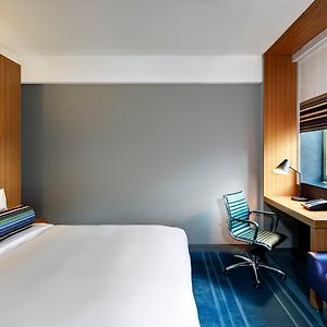 Camera con letto king size d'angolo